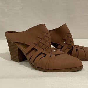 Universal Thread Size 7 taupe Mules with Block Heel